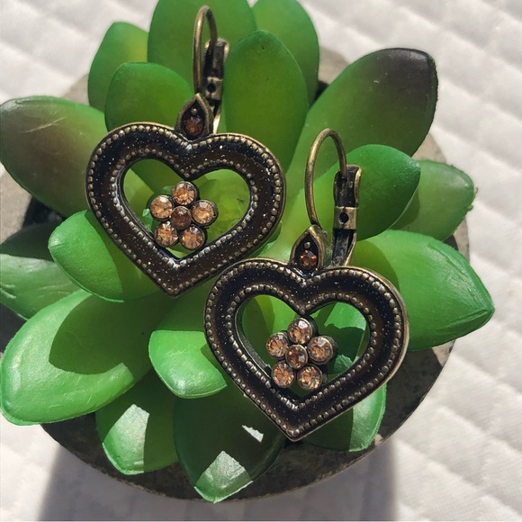 Beautiful earthy feel heart earrings with a bit of sparkle.Lightweight and fun🤎 - Picture 9 of 9